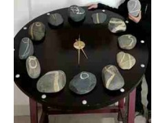 云南一男子耗时10年凑齐12块“数字奇石”做成时钟